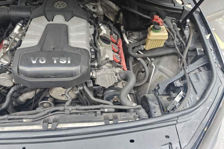 Used Volkswagen Touareg 2011 3.0 TSI Standard Version Engine Bay Left