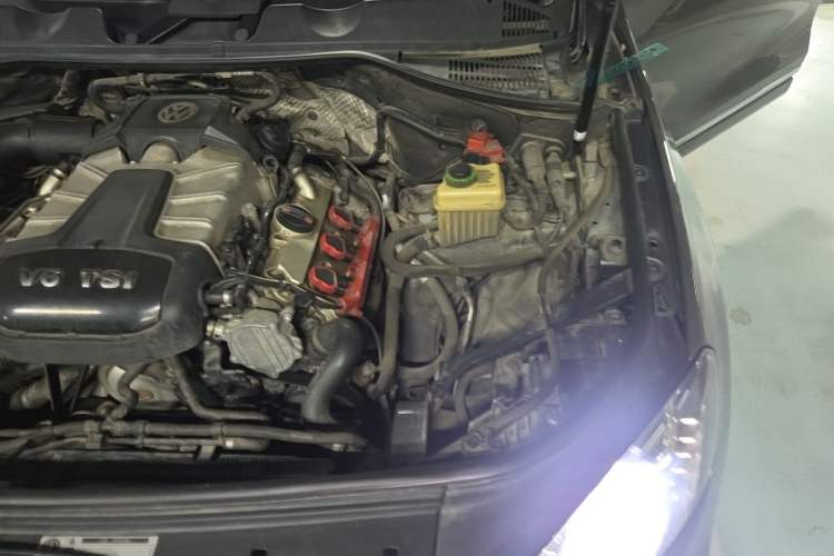 Used Volkswagen Touareg 2011 3.0 TSI High-End Version Engine Bay Left