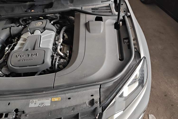 Used Volkswagen Touareg 2011 3.0 TSI Hybrid Engine Bay Left
