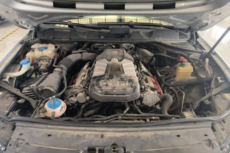 Used Volkswagen Touareg 2011 3.0 TSI Standard Version Engine Bay