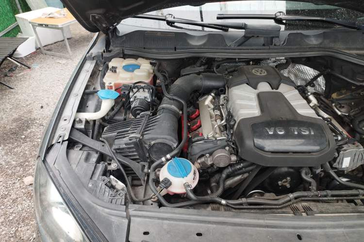 Used Volkswagen Touareg 2011 3.0 TSI High-End Version Engine Bay Right