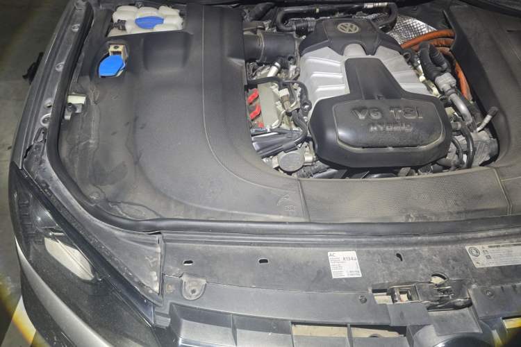 Used Volkswagen Touareg 2011 3.0 TSI Hybrid Engine Bay Right