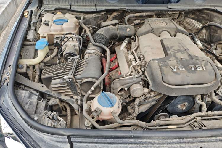 Used Volkswagen Touareg 2011 3.0 TSI High-End Version Engine Bay Right