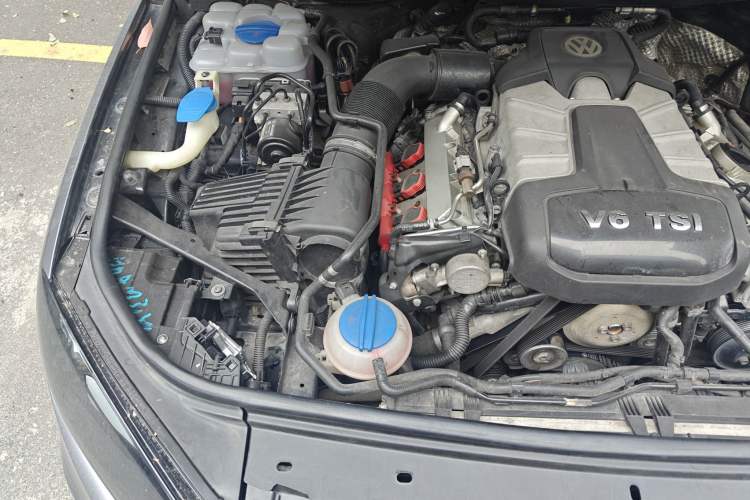 Used Volkswagen Touareg 2011 3.0 TSI Standard Version Engine Bay Right