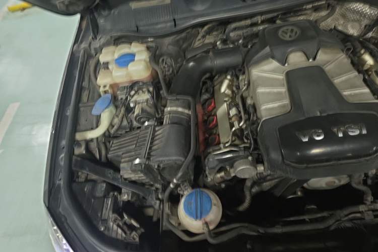 Used Volkswagen Touareg 2011 3.0 TSI High-End Version Engine Bay Right