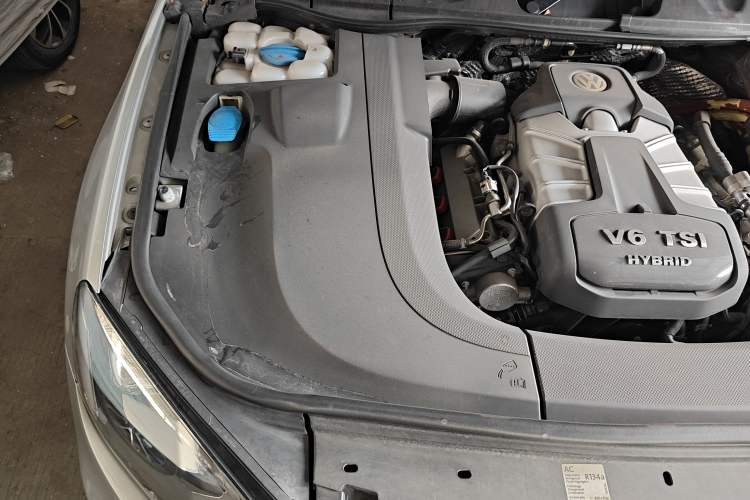Used Volkswagen Touareg 2011 3.0 TSI Hybrid Engine Bay Right