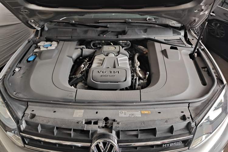 Used Volkswagen Touareg 2011 3.0 TSI Hybrid Engine Bay