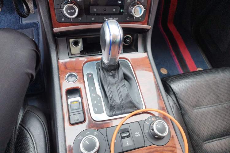 Used Volkswagen Touareg 2011 3.0 TSI High-End Version Gear Lever