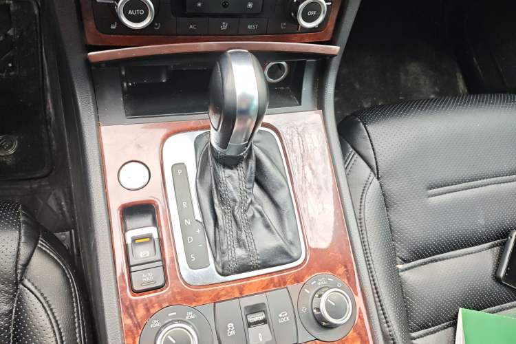 Used Volkswagen Touareg 2011 3.0 TSI High-End Version Gear Lever