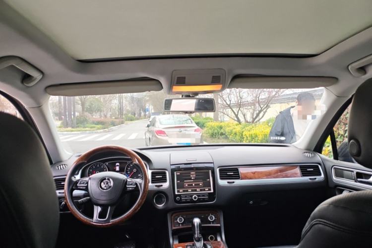 Used Volkswagen Touareg 2011 3.0 TSI High-End Version Headliner