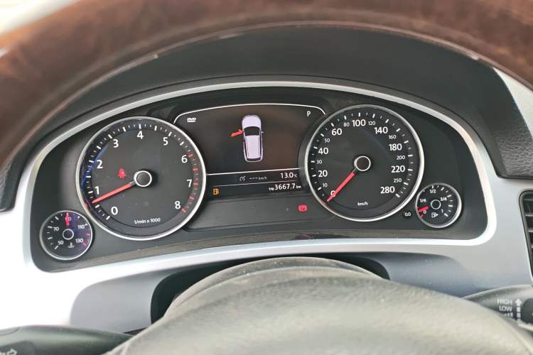 Used Volkswagen Touareg 2011 3.0 TSI High-End Version Instrument Cluster