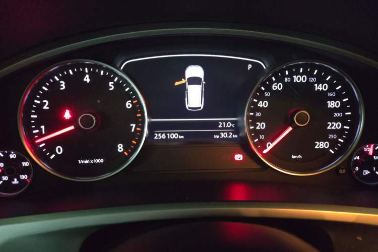 Used Volkswagen Touareg 2011 3.0 TSI High-End Version Instrument Cluster
