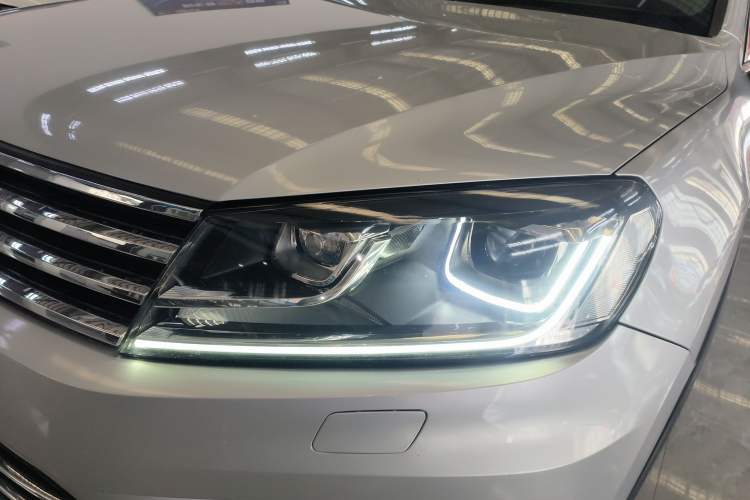 Used Volkswagen Touareg 2011 3.0 TSI Standard Version Left Front Headlight
