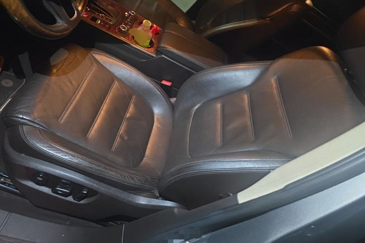 Used Volkswagen Touareg 2011 3.0 TSI Hybrid Left Front Seat