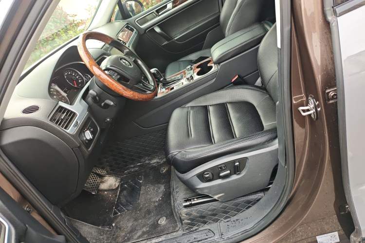 Used Volkswagen Touareg 2011 3.0 TSI High-End Version Left Front Seat