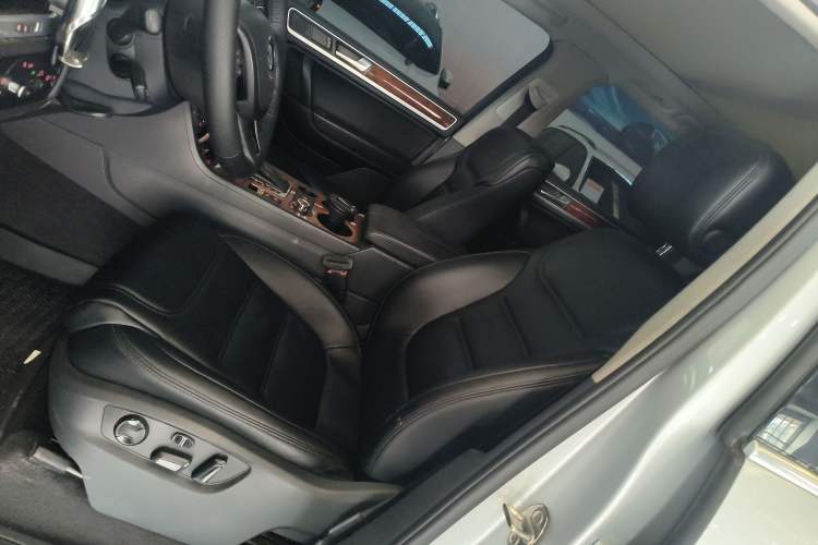 Used Volkswagen Touareg 2011 3.0 TSI Standard Version Left Front Seat