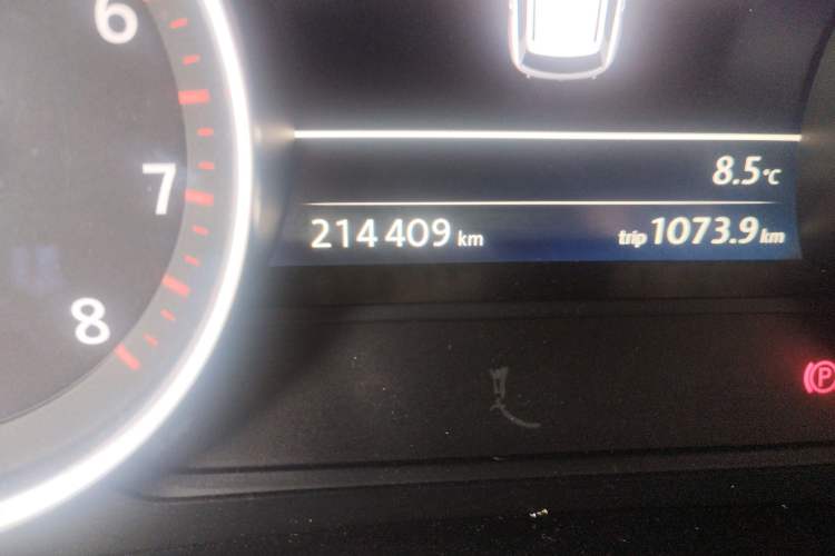 Used Volkswagen Touareg 2011 3.0 TSI High-End Version Odometer Close Up