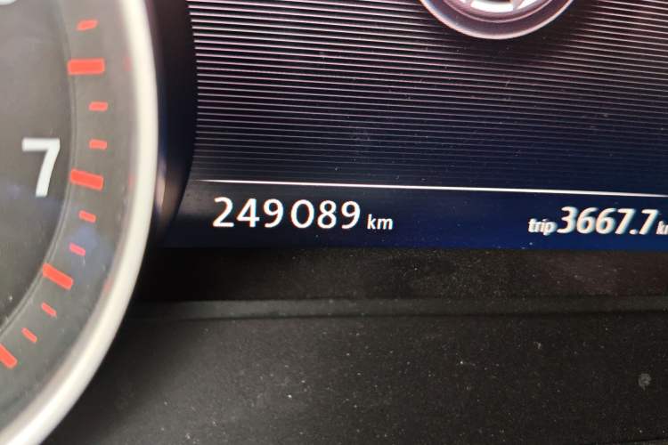 Used Volkswagen Touareg 2011 3.0 TSI High-End Version Odometer Close Up