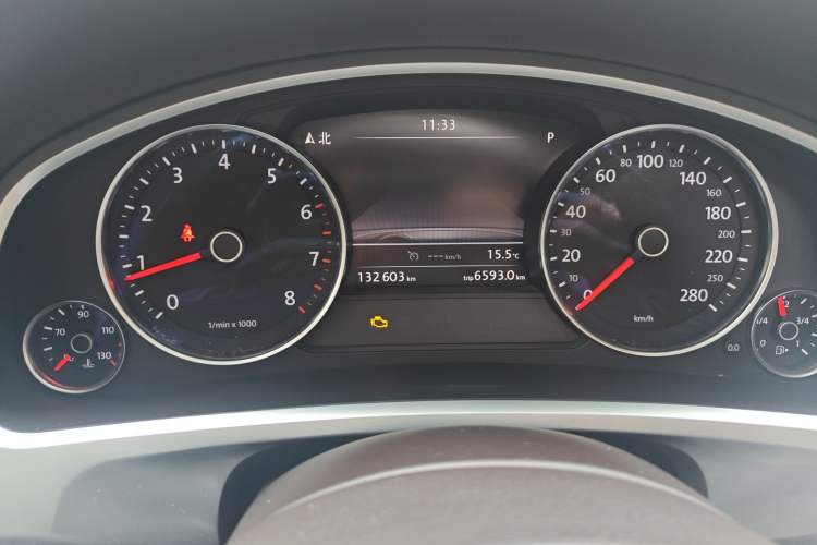 Used Volkswagen Touareg 2011 3.0 TSI Standard Version Odometer Close Up