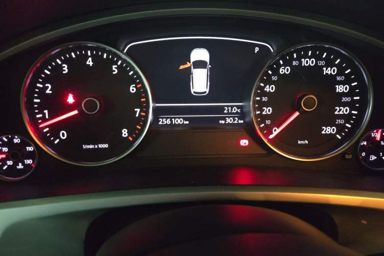 Used Volkswagen Touareg 2011 3.0 TSI High-End Version Odometer Close Up