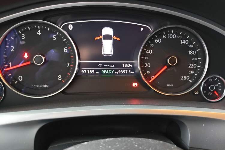 Used Volkswagen Touareg 2011 3.0 TSI Hybrid Odometer Close Up