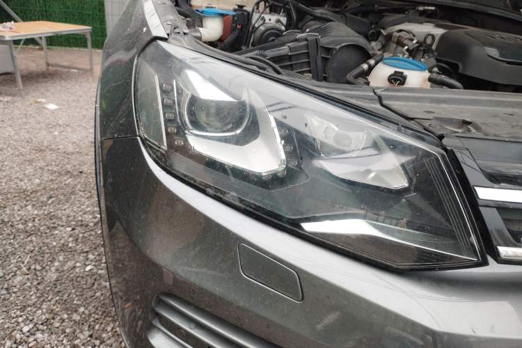 Used Volkswagen Touareg 2011 3.0 TSI High-End Version Right Front Headlight