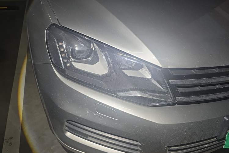 Used Volkswagen Touareg 2011 3.0 TSI Hybrid Right Front Headlight