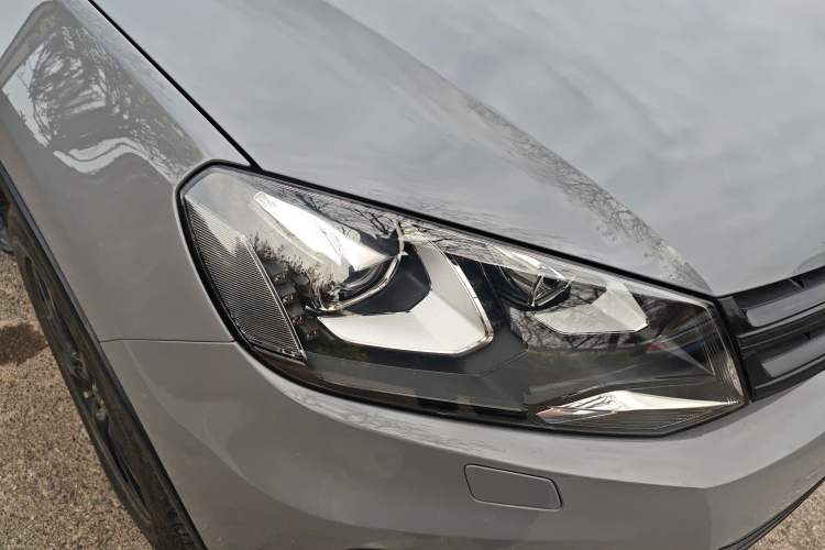 Used Volkswagen Touareg 2011 3.0 TSI High-End Version Right Front Headlight