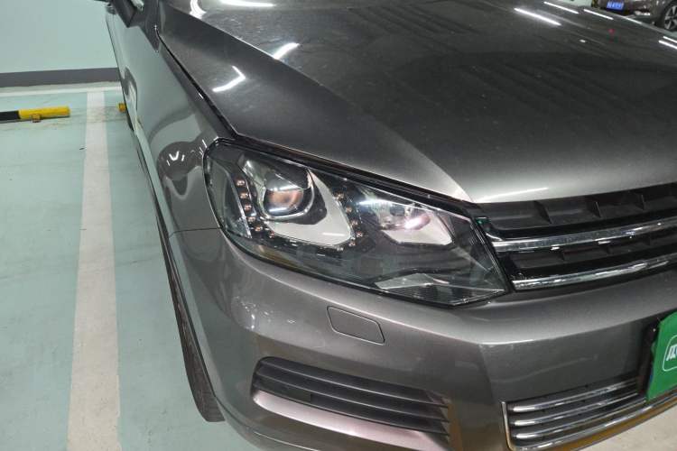 Used Volkswagen Touareg 2011 3.0 TSI High-End Version Right Front Headlight