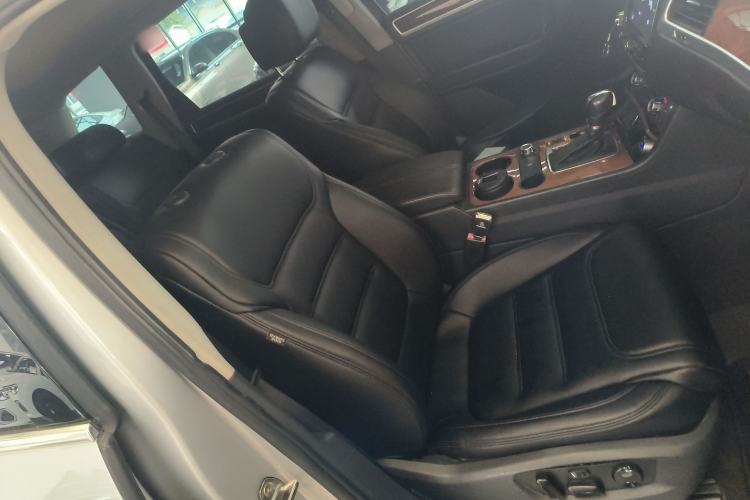 Used Volkswagen Touareg 2011 3.0 TSI Standard Version Right Front Seat