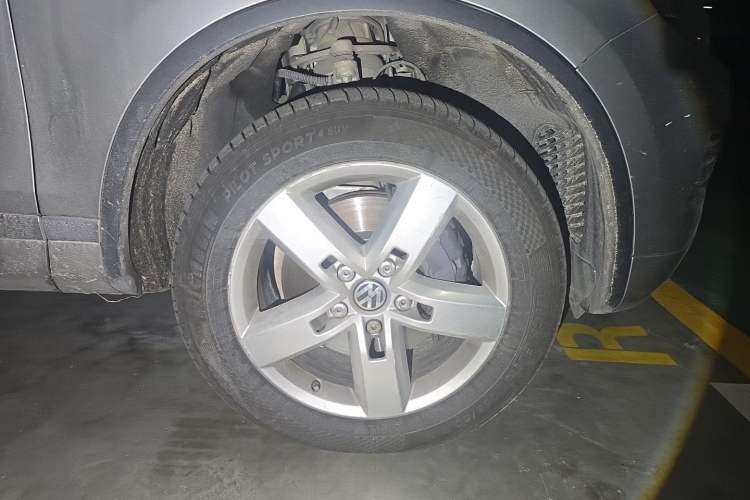Used Volkswagen Touareg 2011 3.0 TSI Hybrid Right Front Wheel Hub