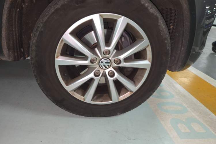 Used Volkswagen Touareg 2011 3.0 TSI High-End Version Right Front Wheel Hub
