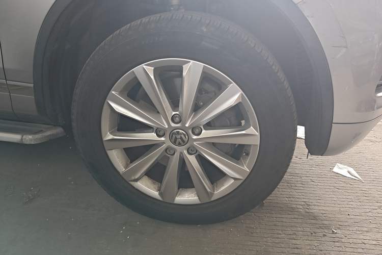 Used Volkswagen Touareg 2011 3.0 TSI Hybrid Right Front Wheel Hub