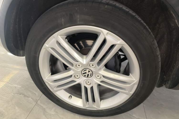 Used Volkswagen Touareg 2011 3.0 TSI Standard Version Right Rear Wheel Hub