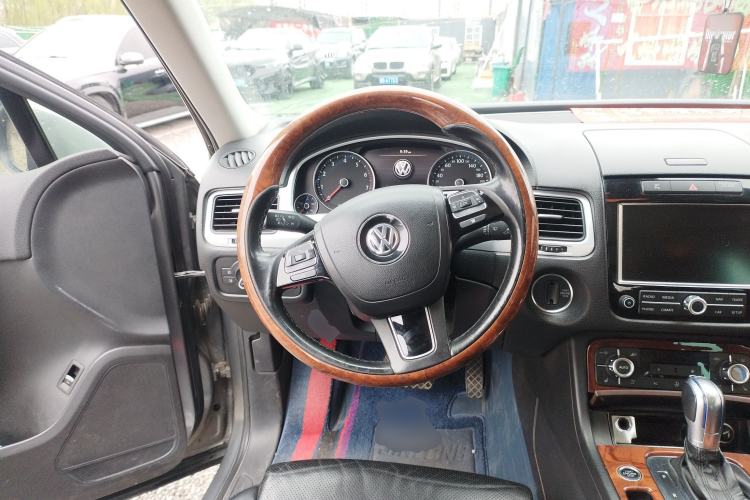Used Volkswagen Touareg 2011 3.0 TSI High-End Version Steering Wheel