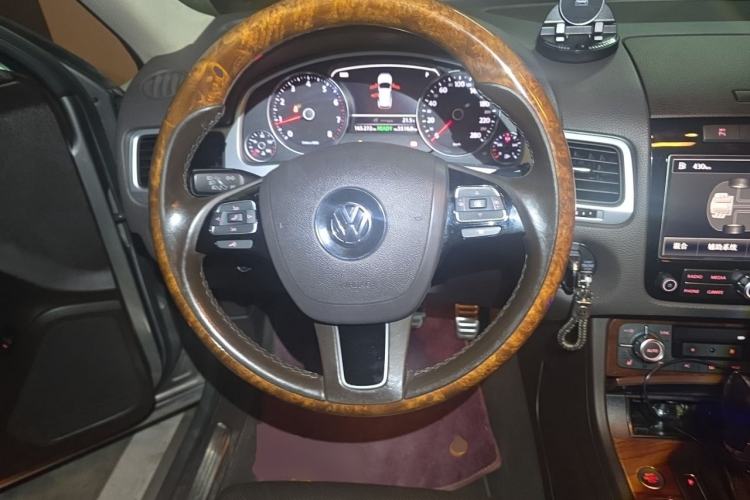 Used Volkswagen Touareg 2011 3.0 TSI Hybrid Steering Wheel