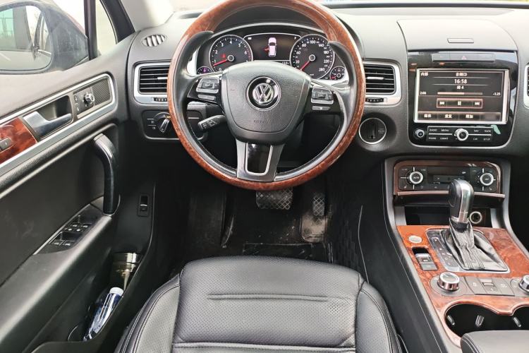 Used Volkswagen Touareg 2011 3.0 TSI High-End Version Steering Wheel