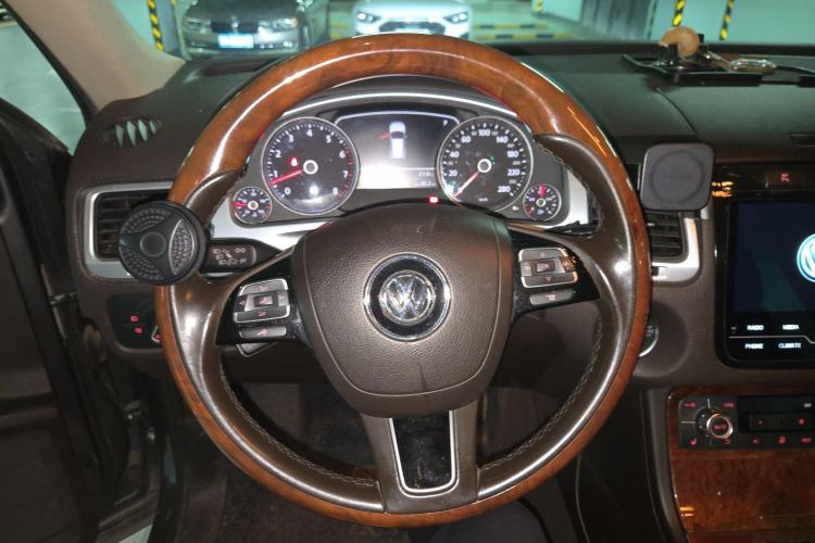 Used Volkswagen Touareg 2011 3.0 TSI High-End Version Steering Wheel