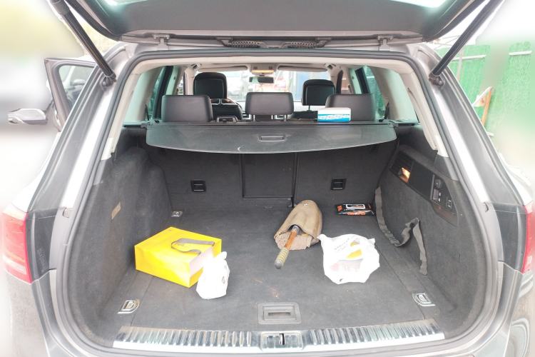 Used Volkswagen Touareg 2011 3.0 TSI High-End Version Trunk