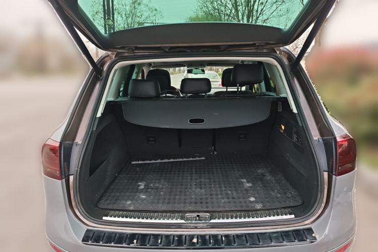 Used Volkswagen Touareg 2011 3.0 TSI High-End Version Trunk