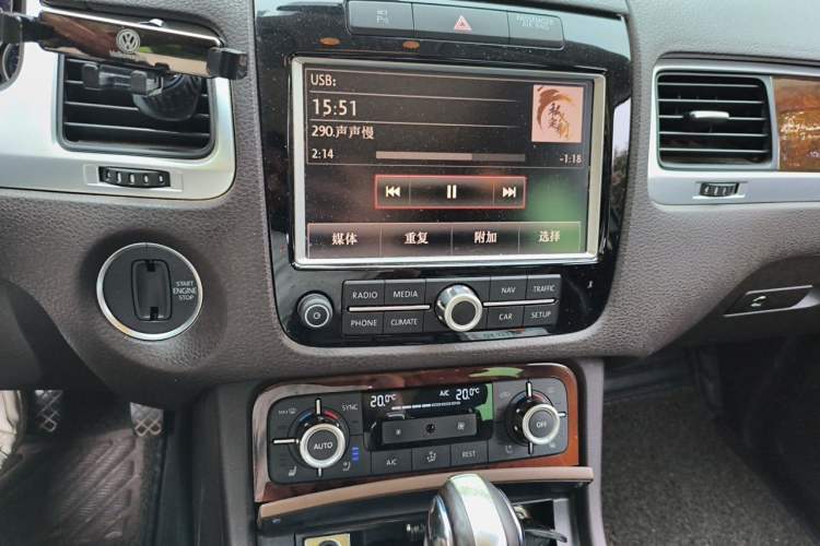 Used Volkswagen Touareg 2011 3.0 TSI High-End Version Audio And AC Panel