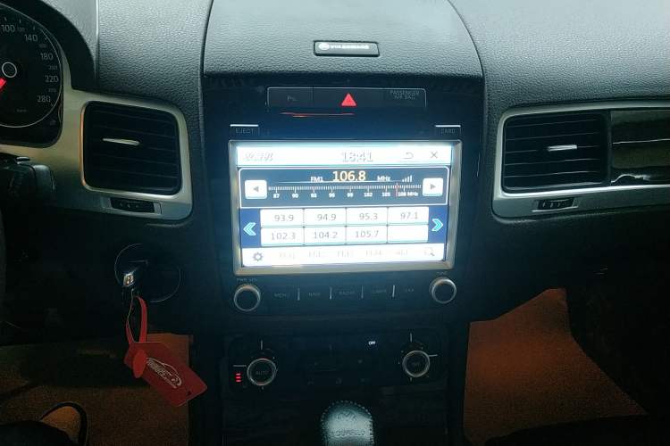 Used Volkswagen Touareg 2011 3.0 TSI Standard Version Audio And AC Panel