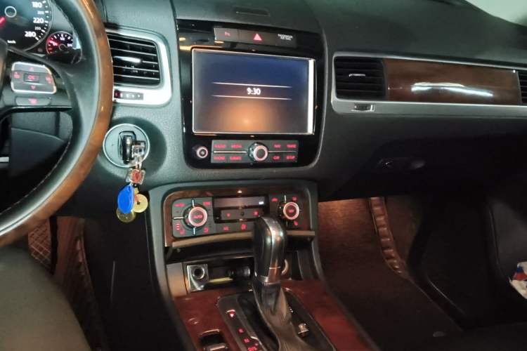 Used Volkswagen Touareg 2011 3.0 TSI Comfort Version Audio And AC Panel