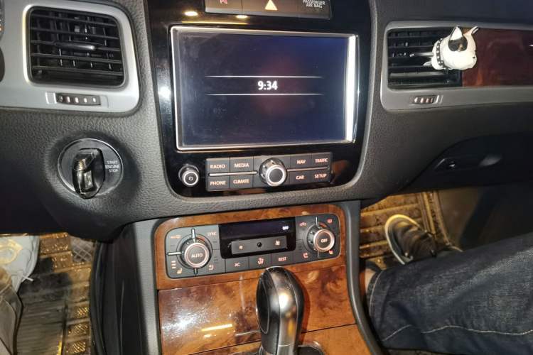 Used Volkswagen Touareg 2011 3.0 TSI Comfort Version Audio And AC Panel