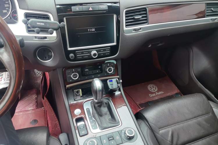 Used Volkswagen Touareg 2011 3.0 TSI High-End Version Audio And AC Panel