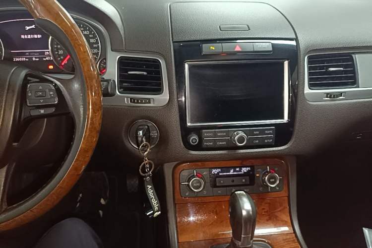 Used Volkswagen Touareg 2011 3.0 TSI Comfort Version Audio And AC Panel