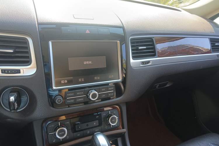 Used Volkswagen Touareg 2011 3.0 TSI Comfort Version Audio And AC Panel