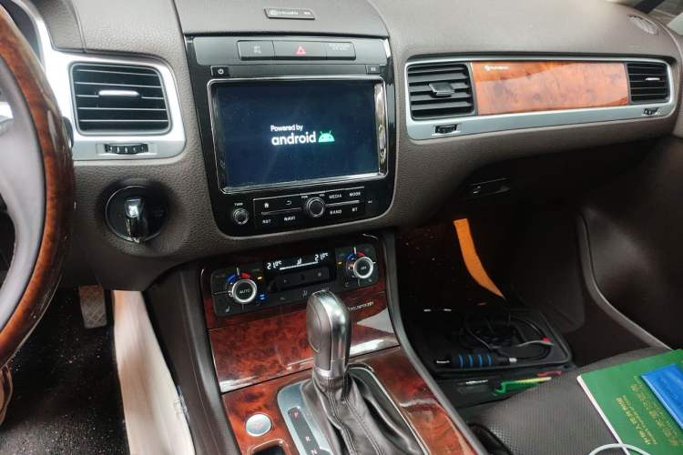 Used Volkswagen Touareg 2011 3.0 TSI High-End Version Audio And AC Panel