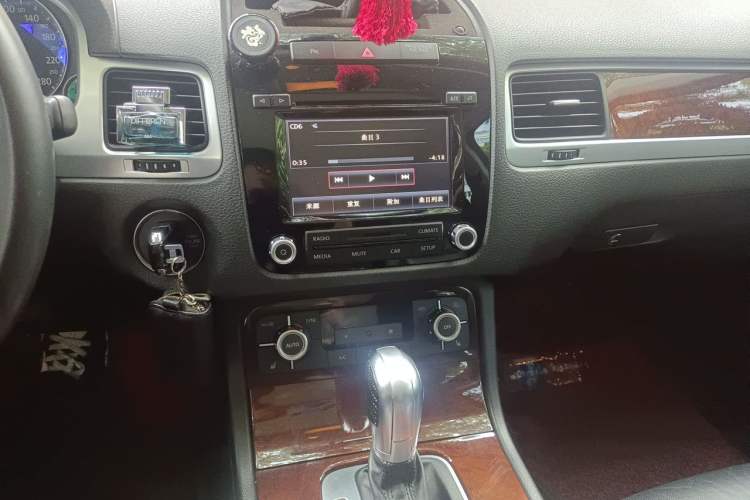Used Volkswagen Touareg 2011 3.0 TSI Standard Version Audio And AC Panel