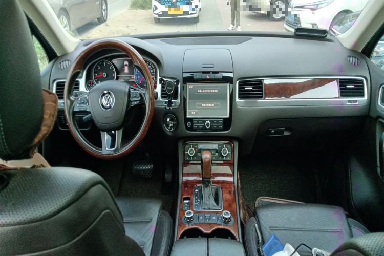 Used Volkswagen Touareg 2011 3.0 TDI Diesel Comfort Version Center Console